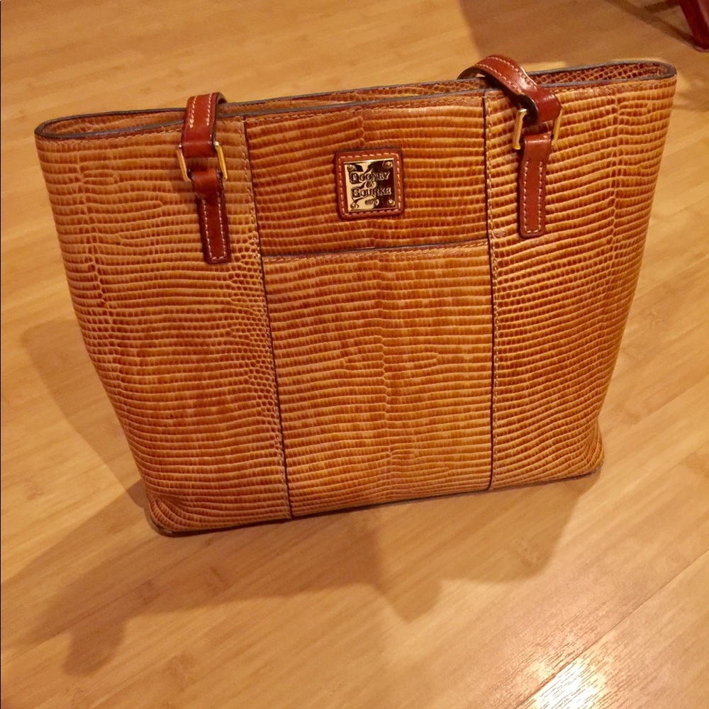 Fall Dooney & Bourke Leather purse in great cond. perfect for the fall.